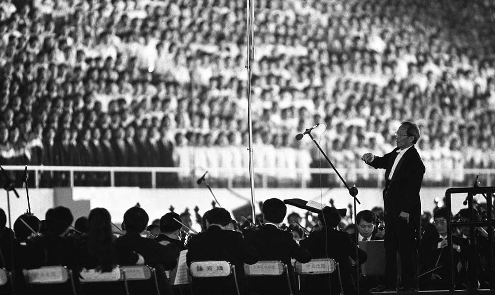 指挥家严良堃在开幕式上指挥万人《黄河大合唱》。