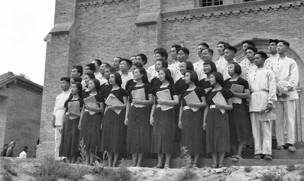 延安鲁迅文艺学院合唱队，它是首次演出人民音乐家冼星海的“黄河大合唱”的合唱队。
